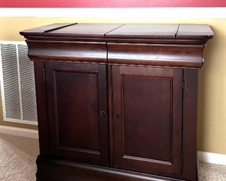 Bassett  bar server w/flip open sides for more serving space  - perfect condition 