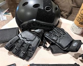 Softair helmet and gloves 