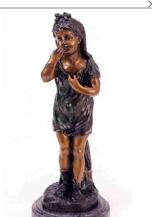 Le Baiser Bronze girl throwing a kiss