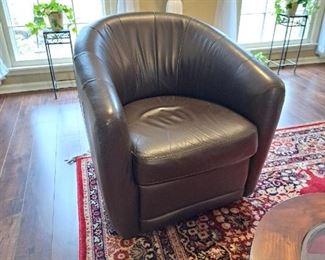 29Wx 33H X Great condition rounded back leather chair.