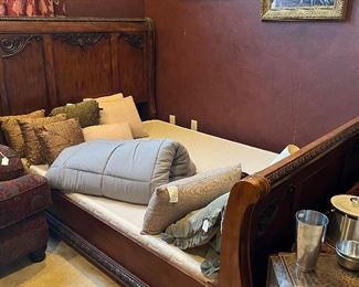 queen size sleigh bed