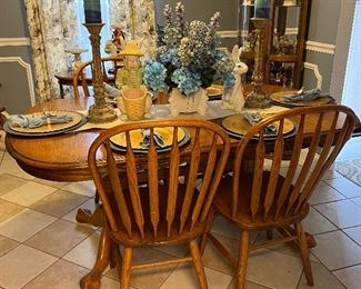 Oak dining room table- 2 Captain’s Chairs; 2 leafs - Excellent Condition