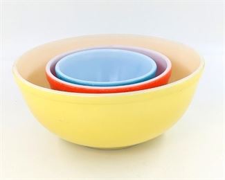 Vintage Pyrex nesting mixing bowls