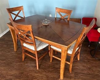 Dining Table w/4 Chairs and extra Leaf