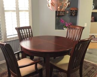 Dining table has one leaf and six chairs. Beautiful condition
48” diameter.  Leaf is 24”.  72” full length oval shape. $300