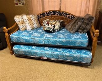 Trundle bed, decorative pillows