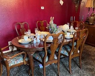 Queen Anne table. 6 chairs. Two leaves and pad. Set of dishes and carpet
