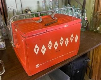 Would you just look at this!! An old metal Traveler ice chest!! Love it!!