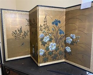 I’ve seen lots of Asian screens but this is by far the prettiest. The blues in  the painting are stunning and it’s in excellent condition . It’s a very large piece. 