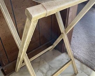 Folding tray table