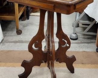 EASTLAKE LAMP TABLE. TOP IS 21 X 16", 28.5" TALL