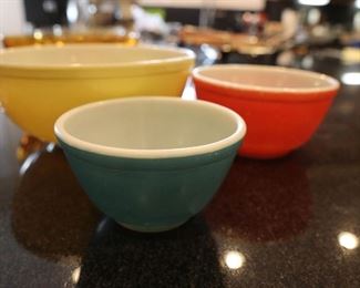 Vintage mid-century pyrex bowls