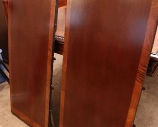 Crown Mark Dining table