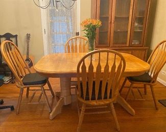 Oak dining set/ pullout with 2 leaves