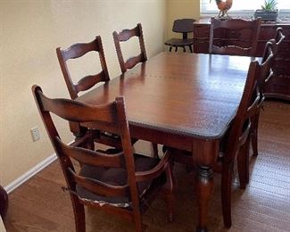 Dining table in really good condition 