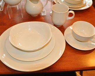 Fantastic Crate and Barrel Ivory Eva Zeisel Glazed Ceramic Classic Century Dinnerware, Made in England. Set Includes a Six Piece Place Setting, Service for 8