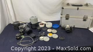 wvintage camera and accessories in aluminum train case3751 t
