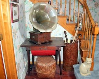 Victor VV-V1 Victrola with Tin Horn, Dough Bin