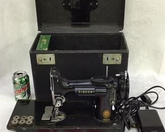 1940s SINGER Featherweight Portable Sewing Machine 
 & Case