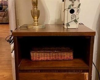 Lot 1 End Table with accessories