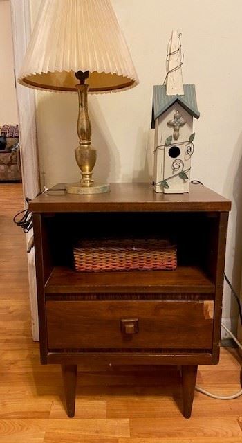 Lot 1 End Table with accessories