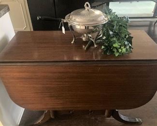 Duncan Phyfe drop-leaf dining table