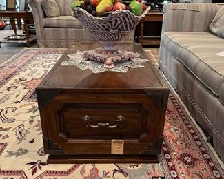 Gorgeous  Heritage coffee table w/2 drawers and Capidimonte center piece 