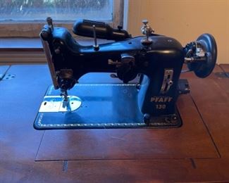 Pfaff 130 Sewing Machine