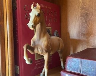 Horse statuette 