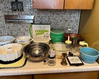 Vintage Pyrex glass bake and Corning ware 