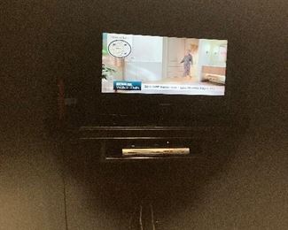 Flat screen TV / DVD Player/ Shelf