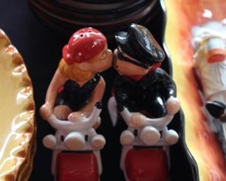 Harley Davidson salt and pepper kissing couple
