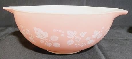 82 - Pyrex pink Gooseberry large mixing bowl 4.5 x 10
