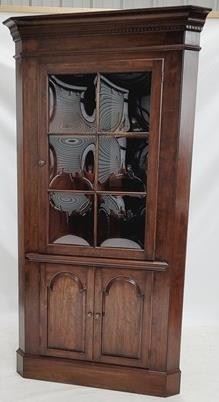 1055 - Pennsylvania House bubble glass corner cupboard dental mold at crown, unsigned, no tag 78.5 x 42 x 24
