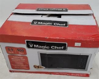 1653 - Master Chef .9cu 900 watt microwave in box
