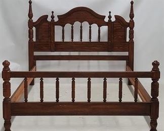1728 - Vintage spindle bed 38 x 61 x 89
