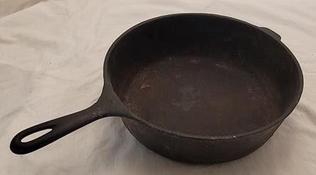 2435 - Wagner Ware 10" cast iron skillet
