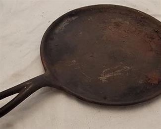2437 - Vintage 9" cast iron griddle pan
