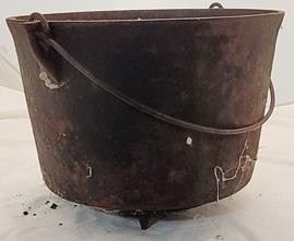 2438 - Vintage cast iron 3 toed pot with handle 9 x 12
