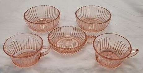 3119 - Group of pink depression glass
