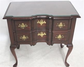 6039 - Pennsylvania House mahogany lowboy Queen Anne Polished brasses 31 x 31 x 18
