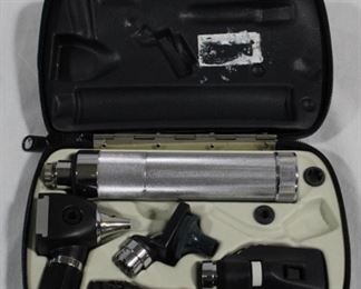 6082 - W A Instruments otoscope set in box
