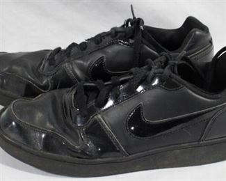 6087 - Nike Men's size 9.5 shoes

