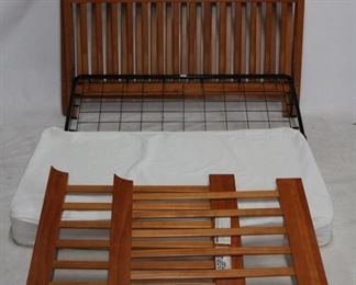 6157 - Child's wood crib - 42 x 55 x 35
