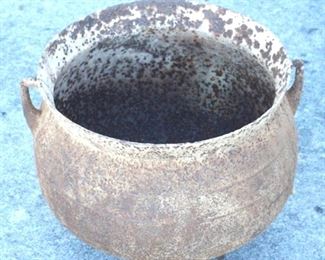 6212 - Cast iron stew pot - 11 x 13.5
