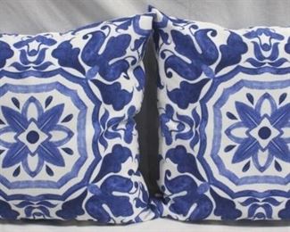 6222 - Pair blue & white throw pillows - 18 x 18
