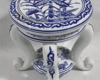 6261 - Blue & white porcelain stand - 8 x 8
