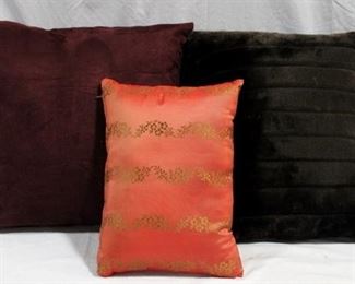 6270 - Group of pillows
