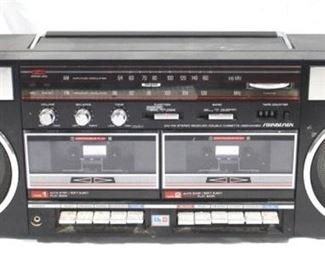 6302 - Sound Design AM/FM cassette ratio model 4667 21.5 x 8 x 4
