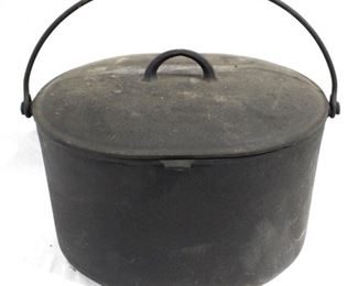 6522 - Vintage cast iron Dutch oven with lid 15 x 14 x 12
